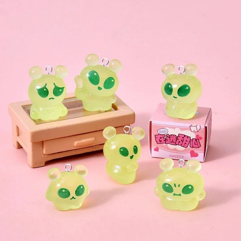 Resin Craft Projects - 10 Stück leuchtende Mini-Grüne-Alien-Harzanhänger, Kawaii-Flatback-Anhänger, DIY-Schmuckzubehör